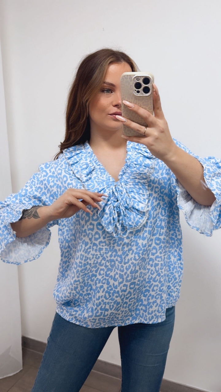 LEO Musselin Bluse mit Volant Ausschnitt / weiss - hell blau Art. 14728