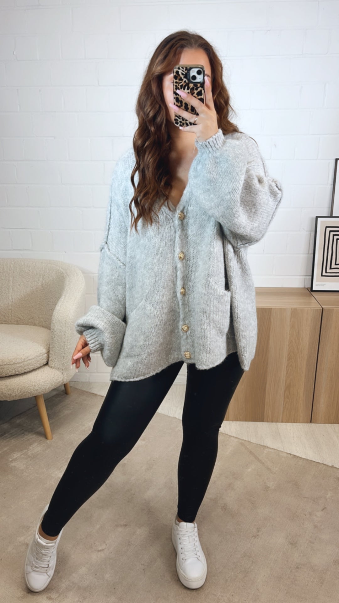 V-AUSSCHNITT Kuschel Cardigan mit goldenen Knöpfen und Taschen / hell grau Art. 12308