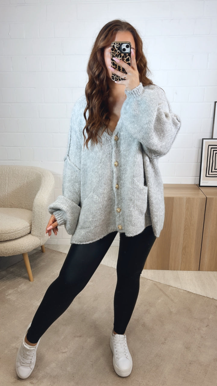 V-AUSSCHNITT Kuschel Cardigan mit goldenen Knöpfen und Taschen / hell grau Art. 12308