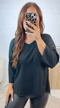 schlichtes Vokuhila Oberteil mit V-Ausschnitt, Schlitz / schwarz Art. 12344