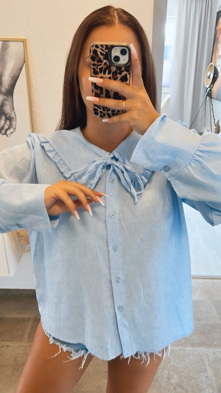 Bluse mit Volant besetztem Kragen / hell blau Art. 10140