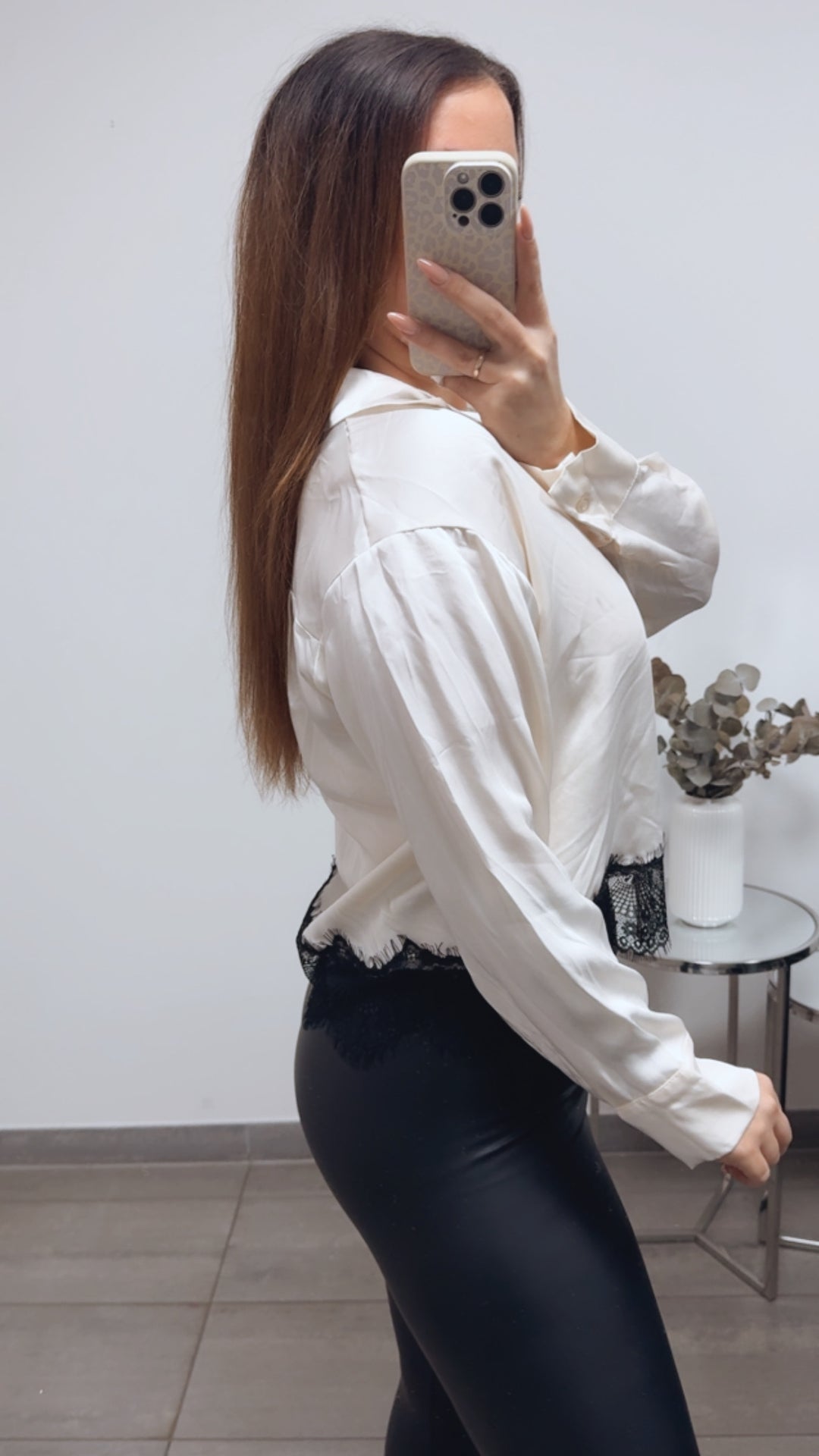 Satin Bluse mit Spitze / creme - schwarz Art. 13692