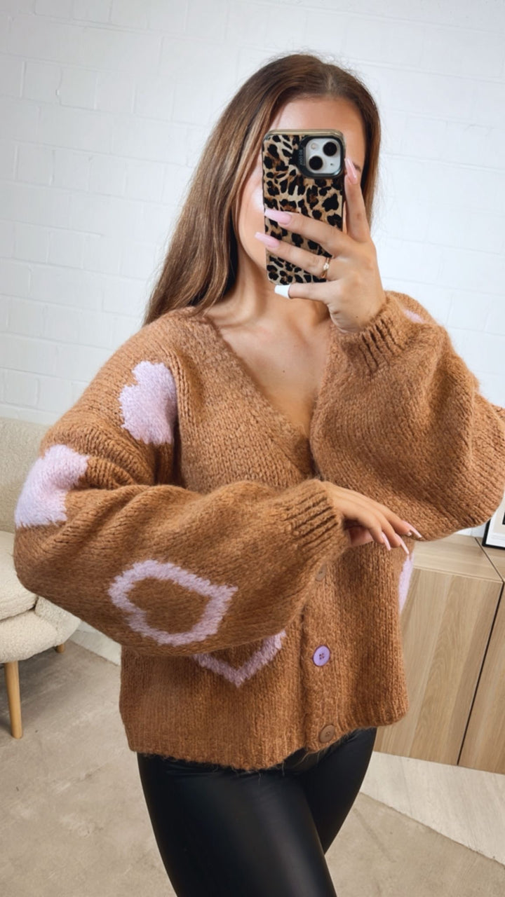 HERZEN Cardigan mit bunten Knöpfen / camel - flieder Art. 12535