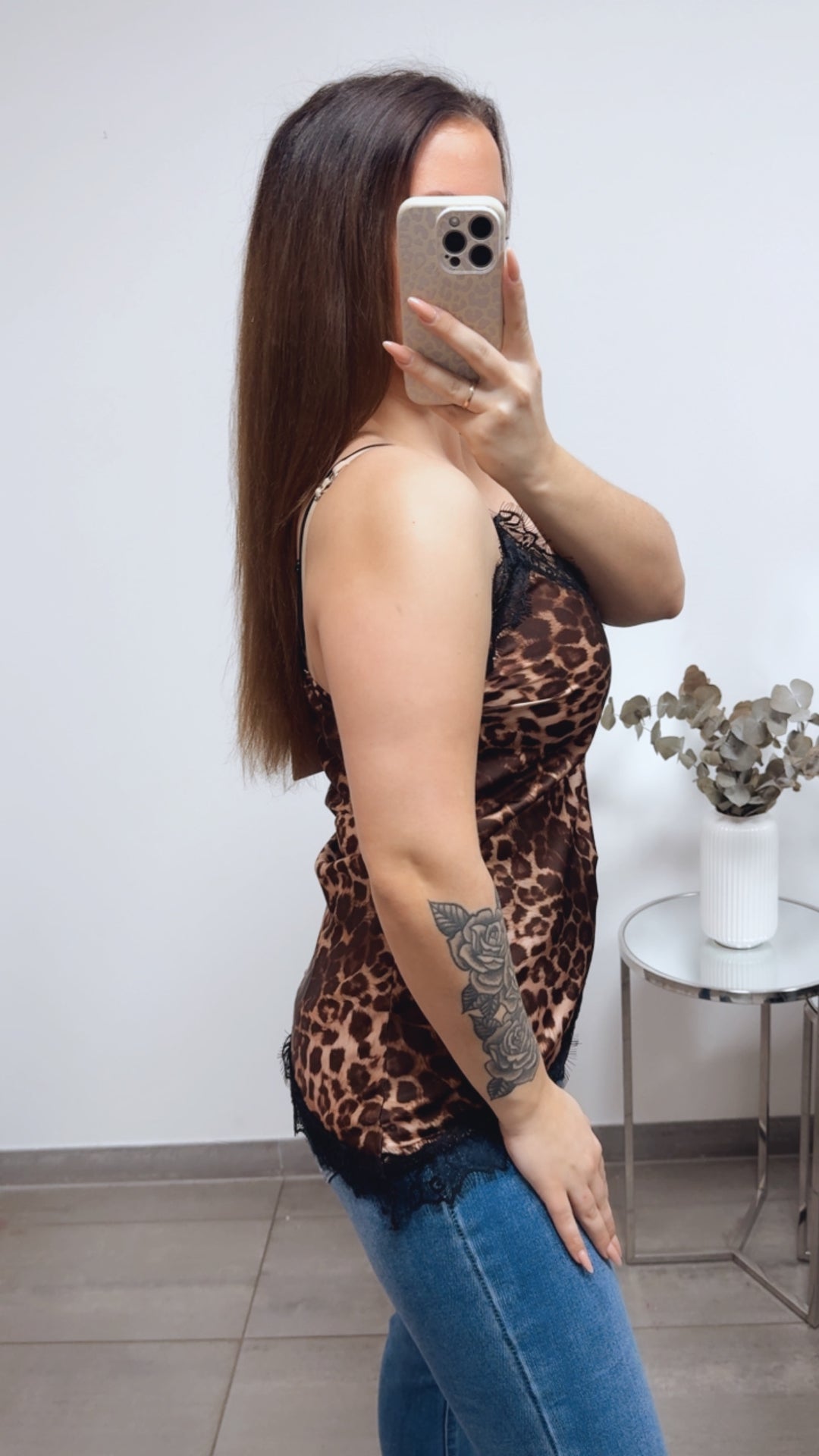 SPITZEN Top in SATIN Optik, asymmetrischer Schnitt / Leo - schwarz Art. 13799