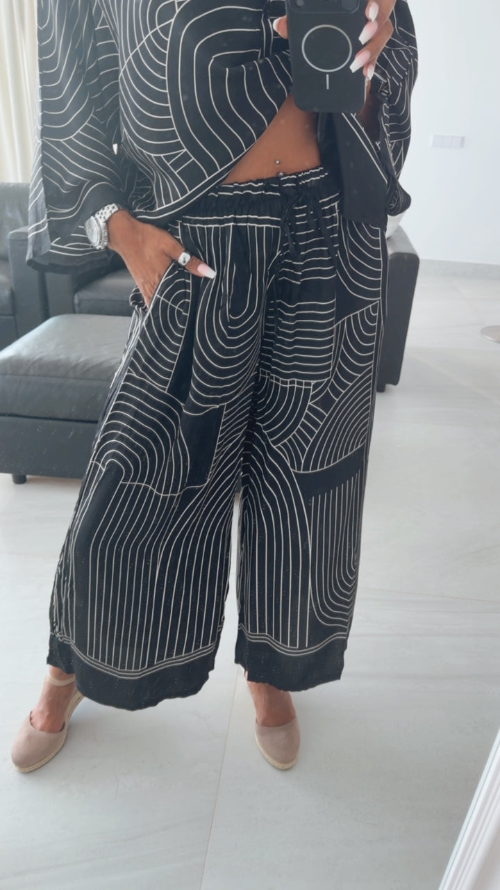 Set aus Bluse und leichter Hose " LINE DESIGN " / schwarz - weiss Art. 15948