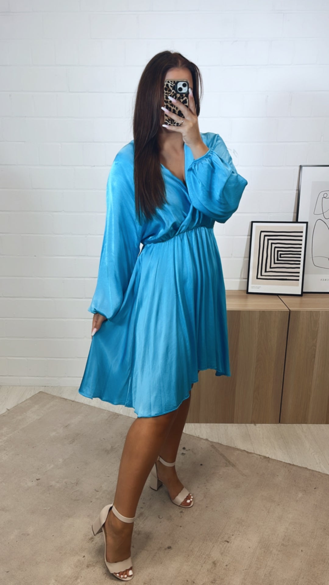 leicht fallendes, schickeres Kleid mit V-Ausschnitt, Seidenoptik / blau Art. 11254