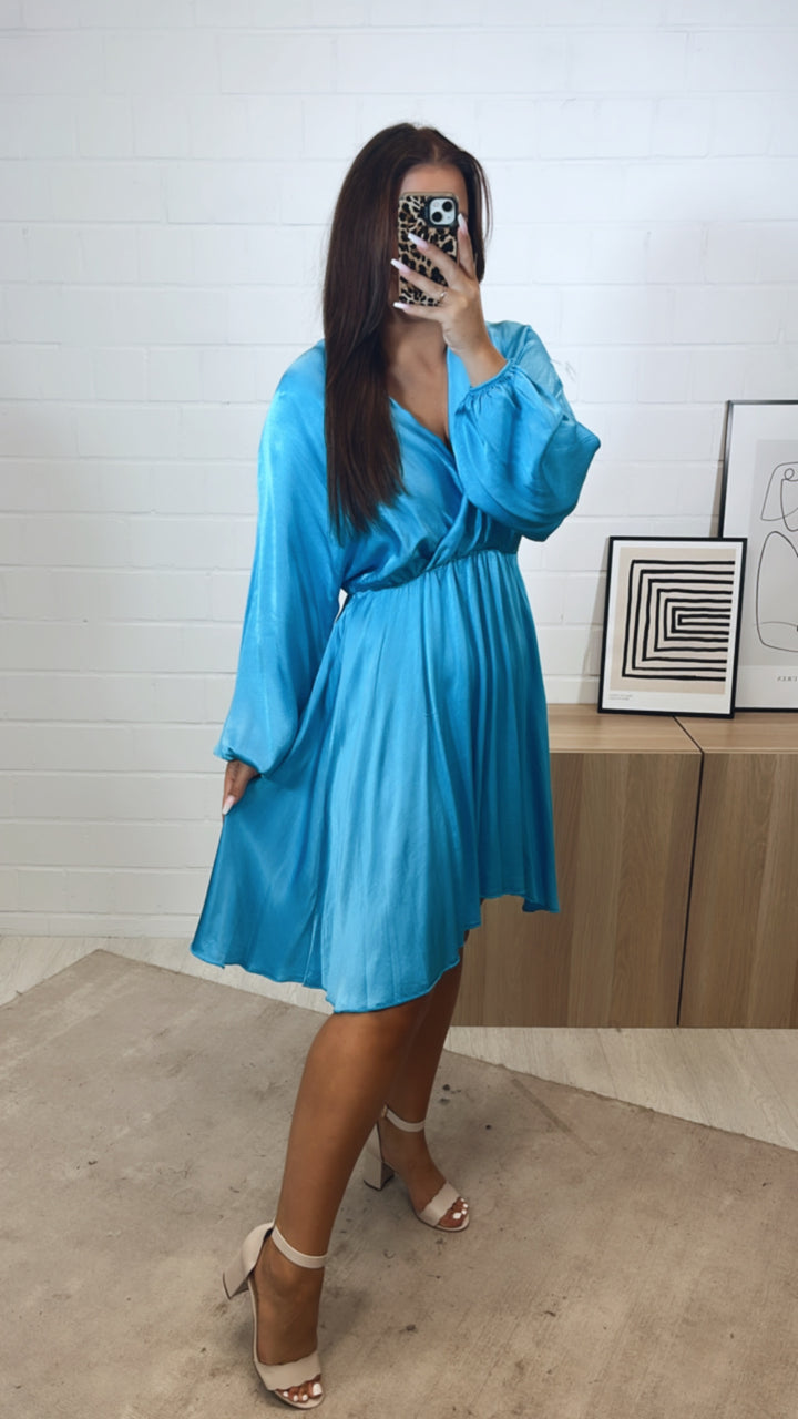 leicht fallendes, schickeres Kleid mit V-Ausschnitt, Seidenoptik / blau Art. 11254