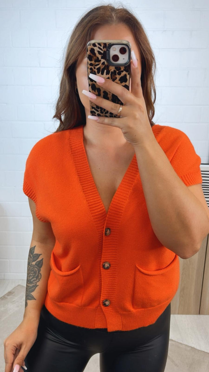 kurze Strickweste mit drei Knöpfen und Taschen / orange Art. 12347