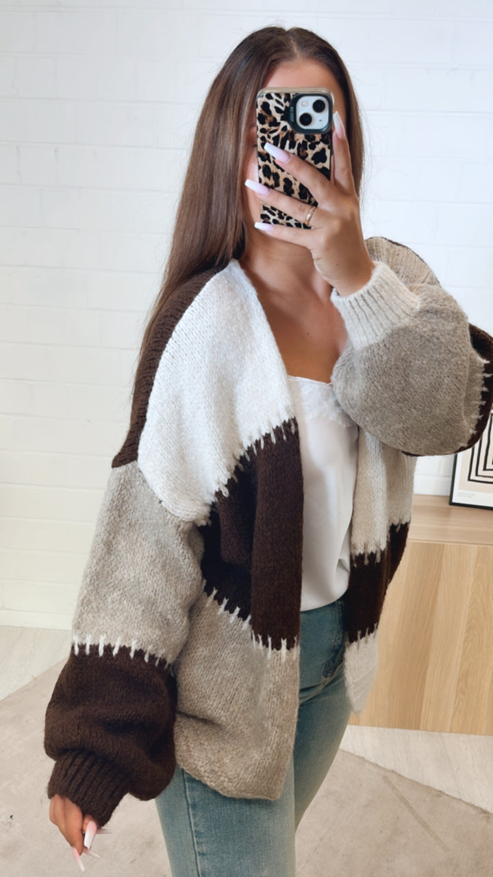 kurzer, mehrfarbiger Strick Cardigan / mokka braun - creme - beige Art. 11204