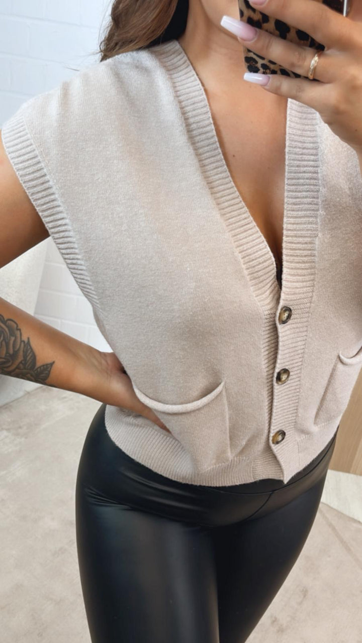 kurze Strickweste mit drei Knöpfen und Taschen / hell beige Art. 12348