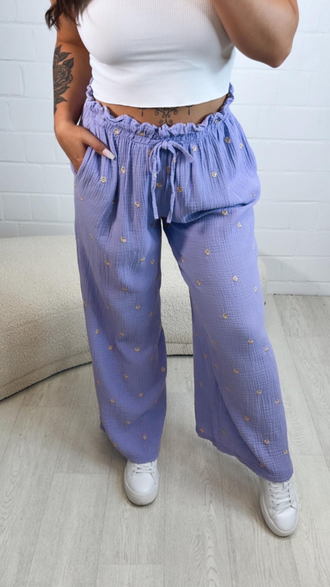 lockere, lange Musselin Hose, goldene Blumen / flieder - gold Art. 10559
