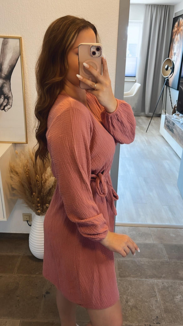 Musselin Kleid in Wickeloptik / helle beere Art. 9788