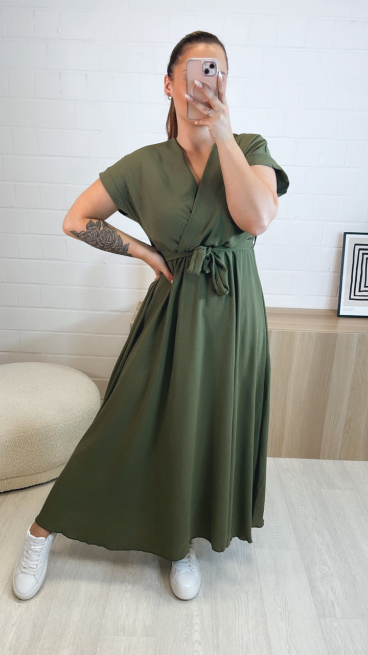leichtes, langes Kleid mit kurzen Armen / khaki Art. 9758