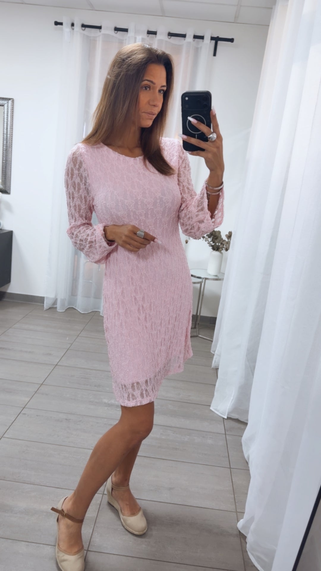 Langarm Spitzenbesetztes Kleid / zartrosa Art. 15115