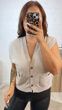 kurze Strickweste mit drei Knöpfen und Taschen / hell beige Art. 12348