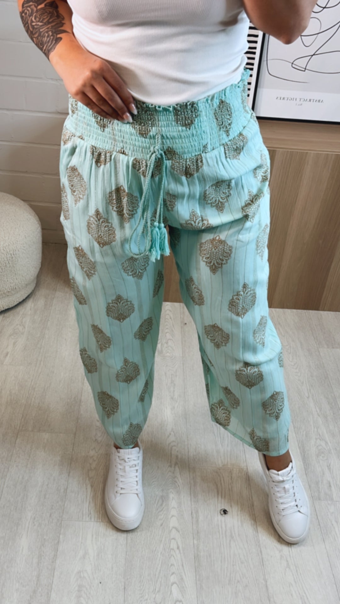 luftige Hose mit goldenen Akzenten / soft aqua Art. 9578