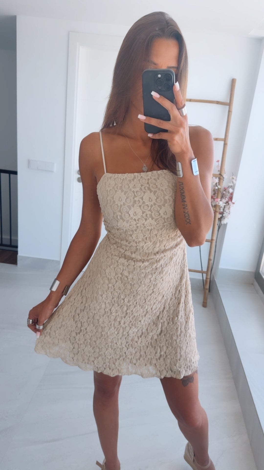 Spitzenbesetztes Kleid mit Spaghetti-Trägern / beige Art.14865