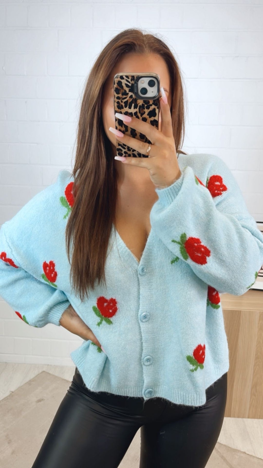 Cardigan verziert mit Blumen / hell blau Art.122350