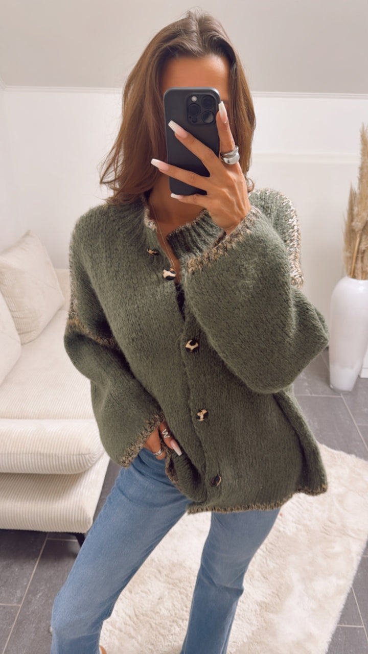 Strick Cardigan mit Leo Knöpfen / dunkel khaki Art. 8989