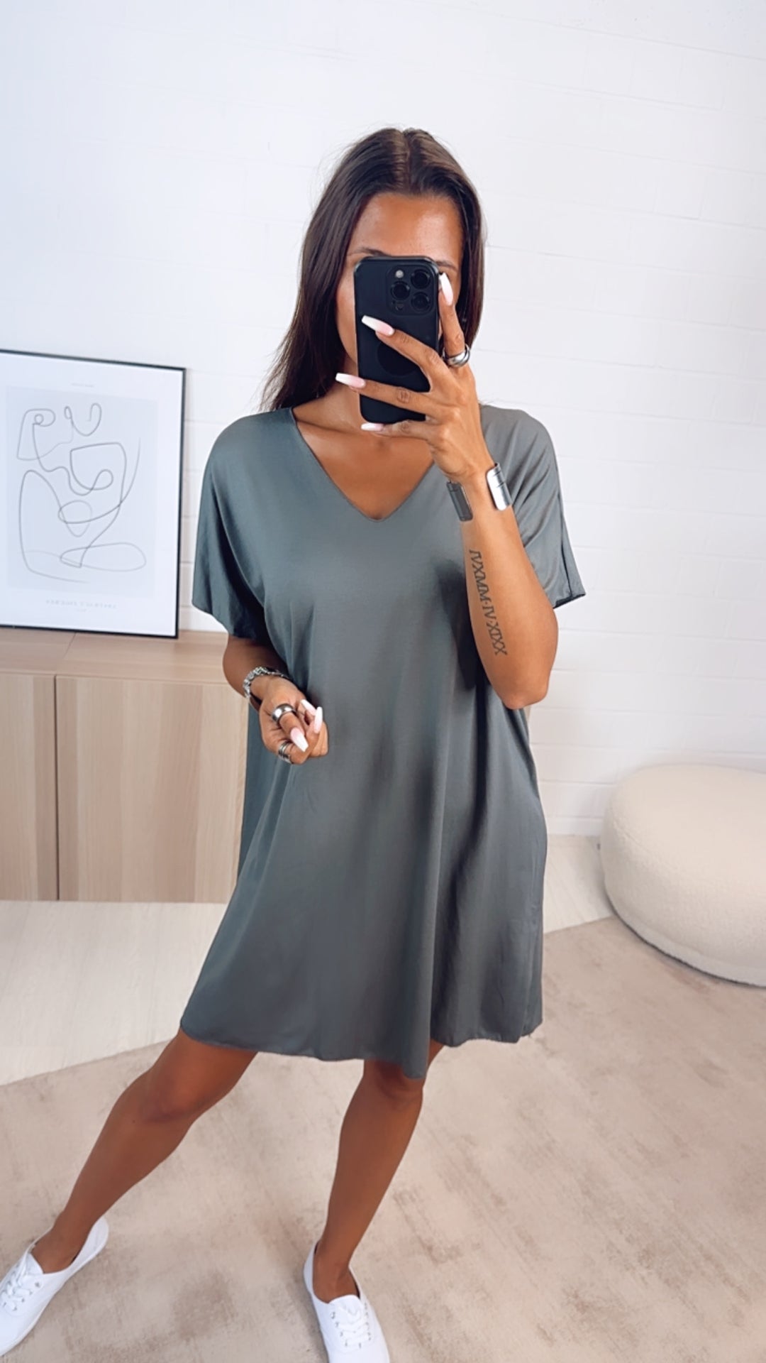 T-shirt Kleid mit V-Ausschnitt / dunkel grau Art. 7070