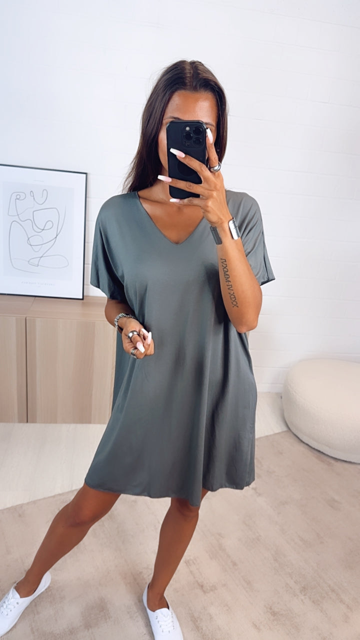 T-shirt Kleid mit V-Ausschnitt / dunkel grau Art. 7070