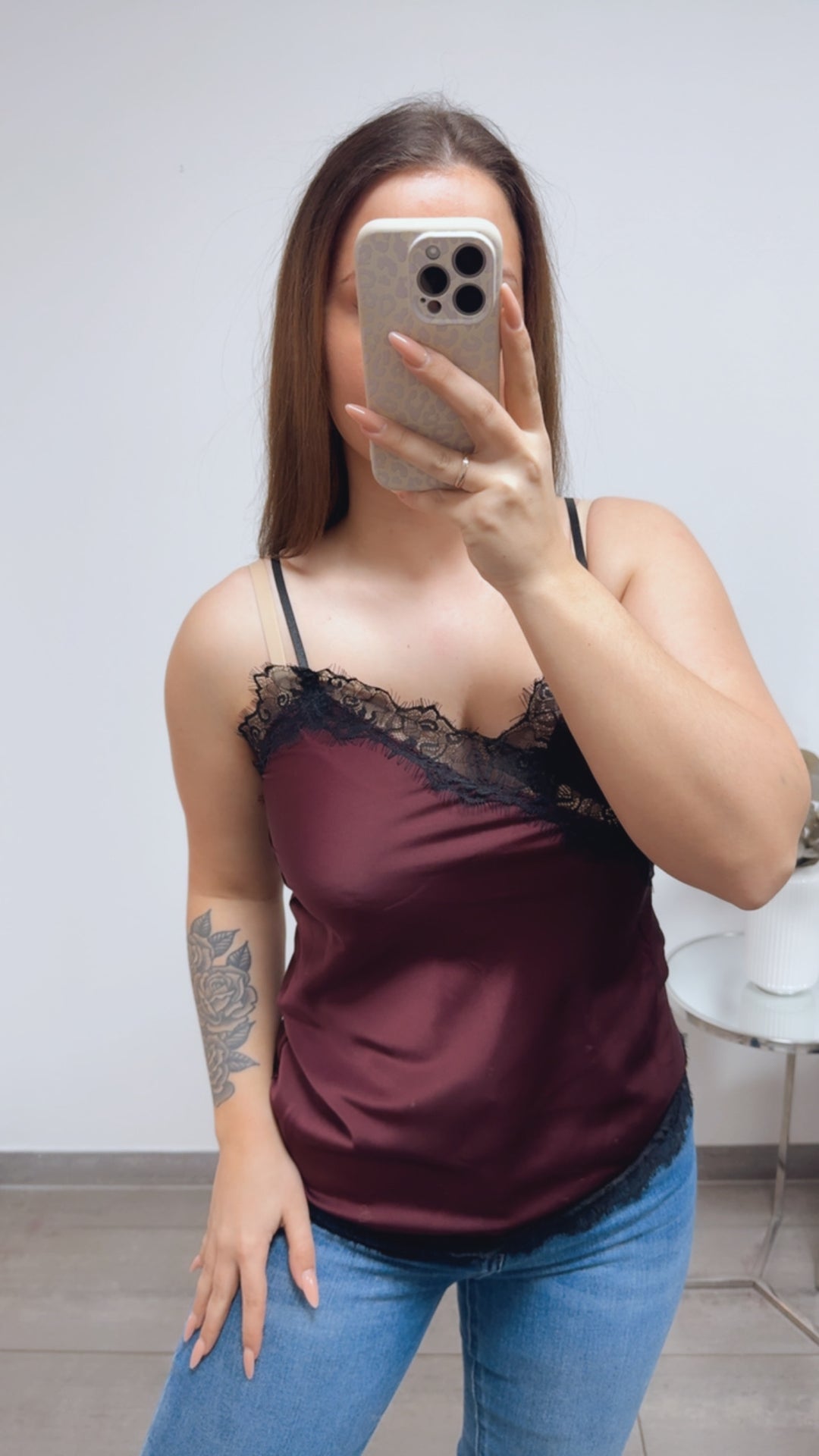 SPITZEN Top in SATIN Optik, asymmetrischer Schnitt / Bordeaux rot - schwarz Art. 13842