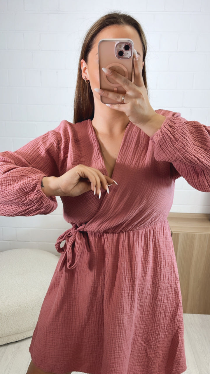 Musselin Kleid in Wickeloptik / helle beere Art. 9788