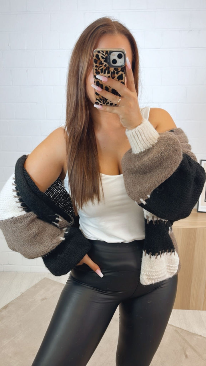 kurzer, mehrfarbiger Strick Cardigan / taupe - woll weiß- schwarz Art.122356
