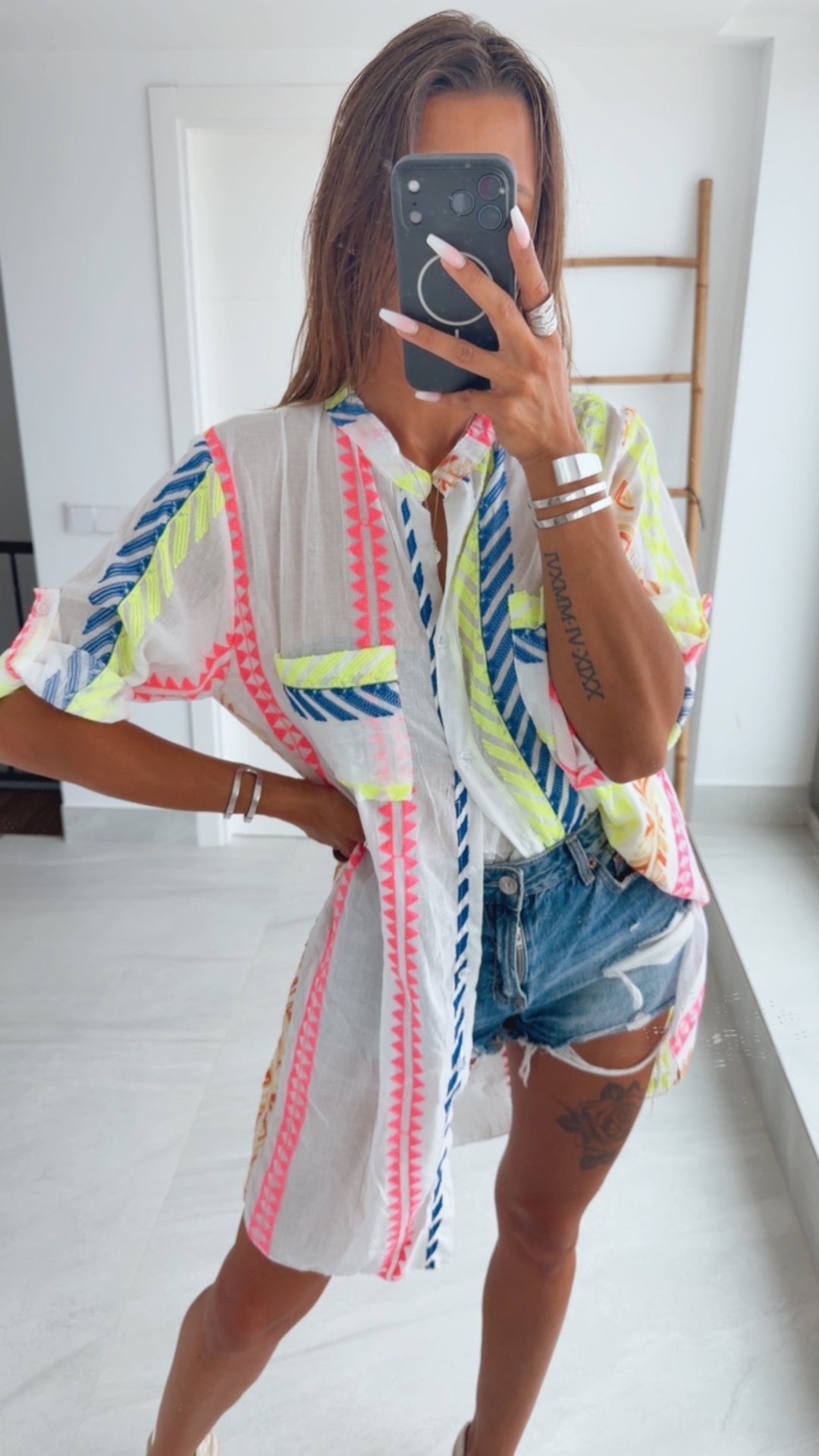 Geometrischer Sommerprint / Leichte Boho-Blusenkleid-Tunika mit Neon-Stickerei / Weiß Art.15215