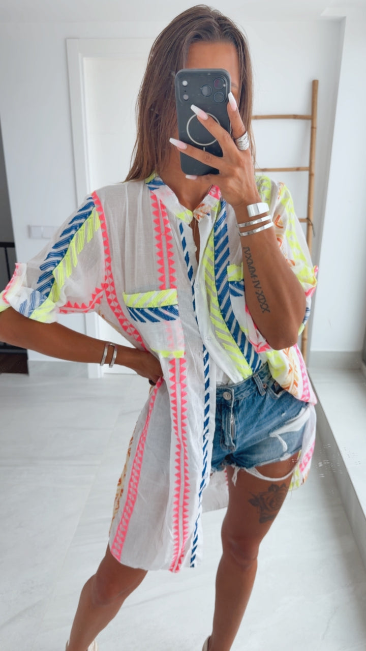 Geometrischer Sommerprint / Leichte Boho-Blusenkleid-Tunika mit Neon-Stickerei / Weiß Art.15215