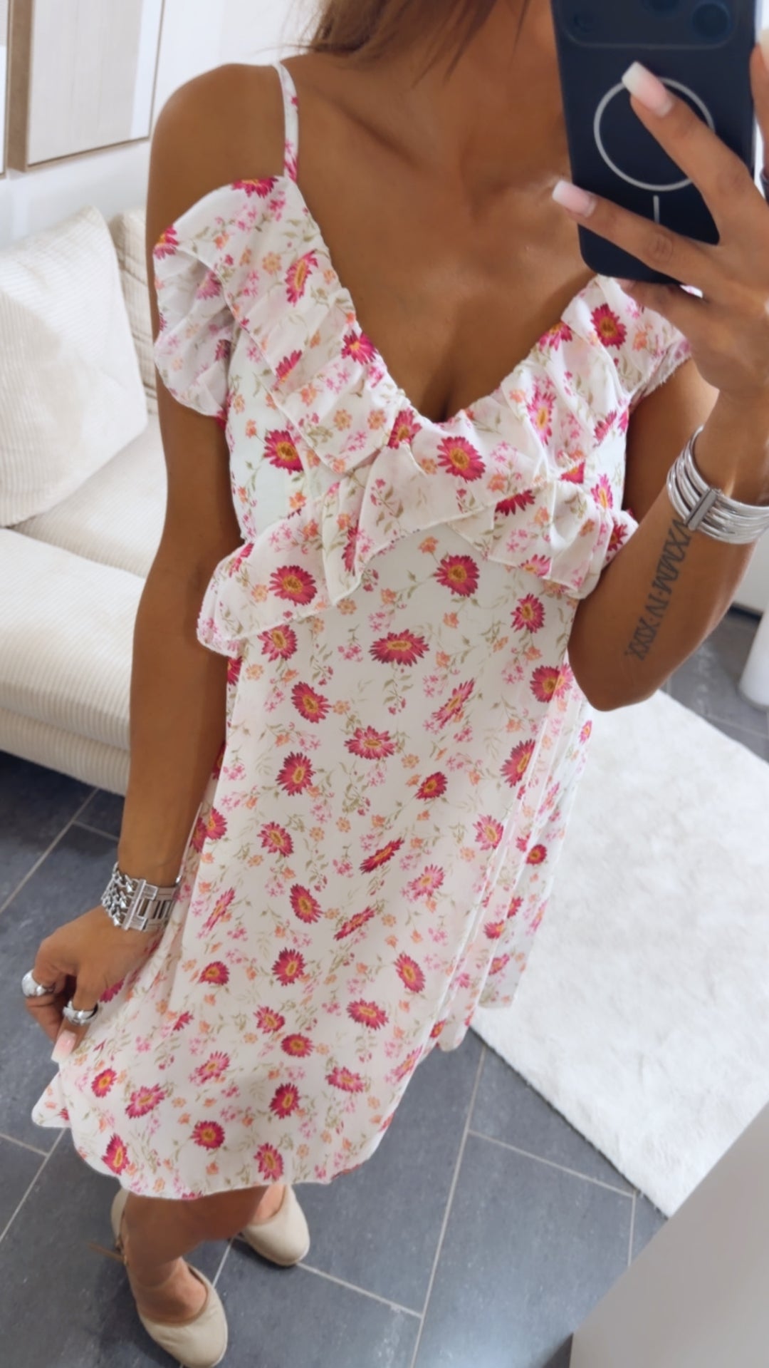 Florales Träger Kleid mit Volant Ausschnitt / creme - magenta Töne Art. 14922