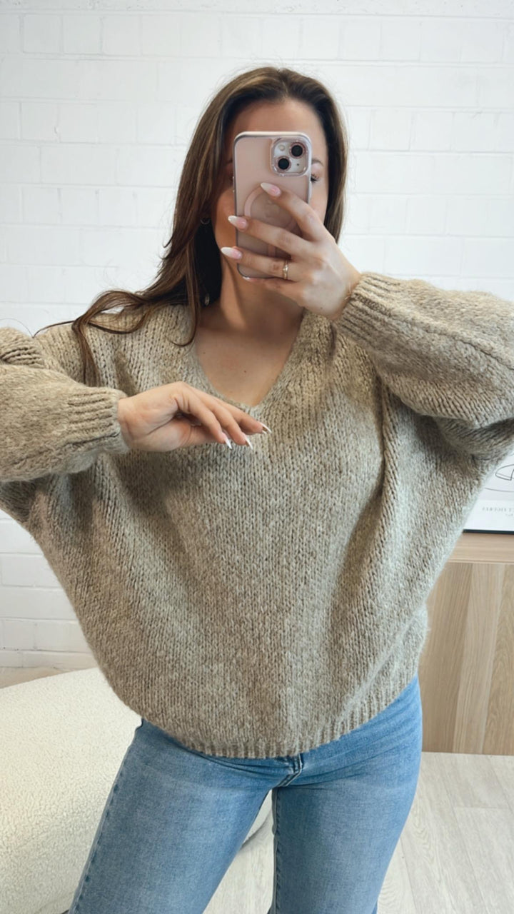 kürzerer Kuschel Pullover mit V-Ausschnitt und Gummibund / beige Art. 8111