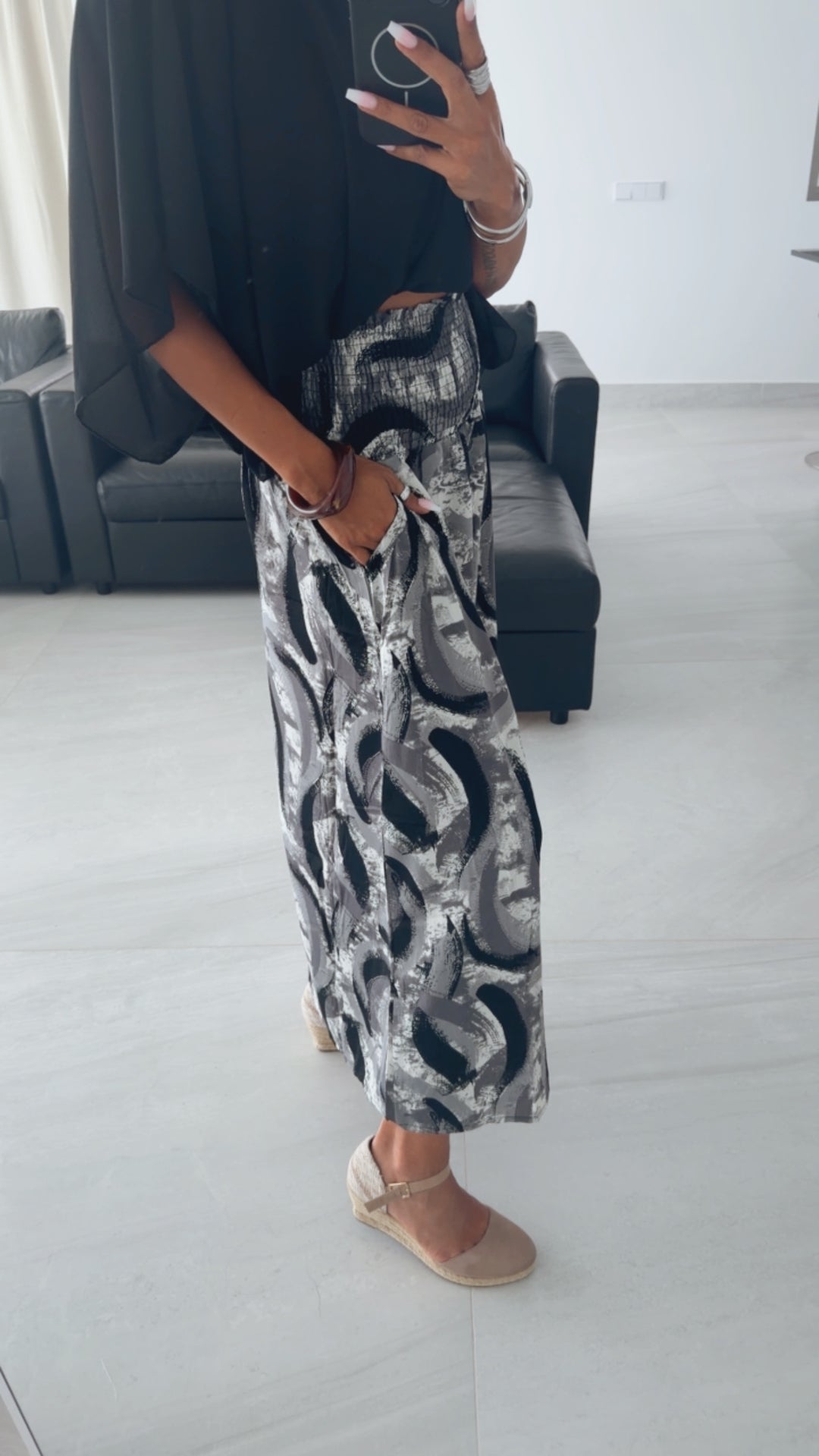 SMOK BUND Midi Palazzo Hose mit abstrakten Print / grau - schwarz - weiss Art. 15907