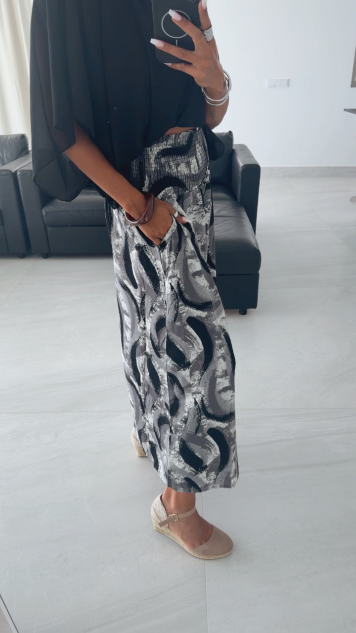 SMOK BUND Midi Palazzo Hose mit abstrakten Print / grau - schwarz - weiss Art. 15907