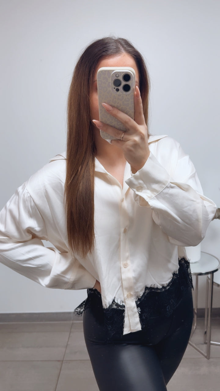 Satin Bluse mit Spitze / creme - schwarz Art. 13692