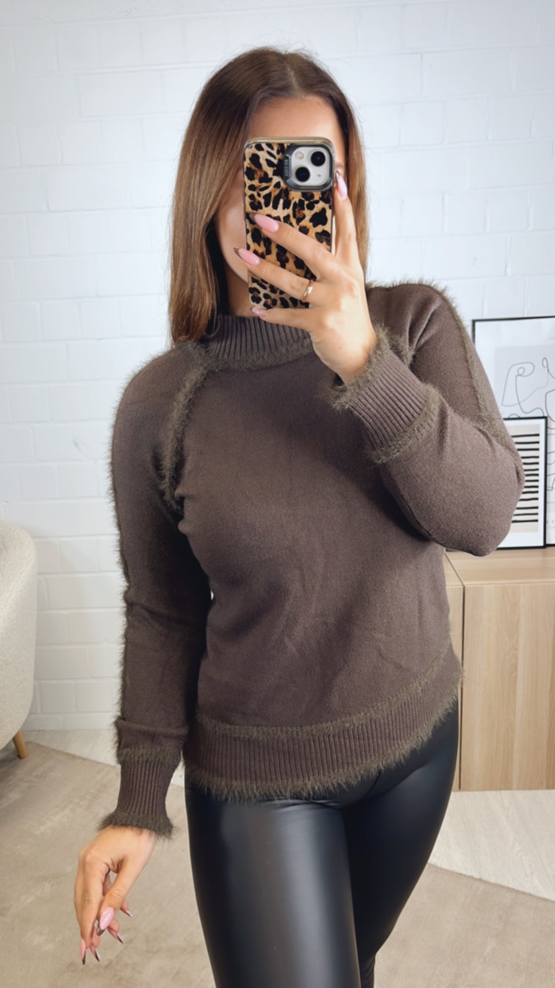 Pullover mit flauschigen Nähten / dunkel braun - braun Art. 13033