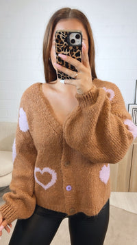 HERZEN Cardigan mit bunten Knöpfen / camel - flieder Art. 12535