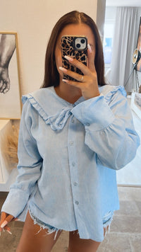 Bluse mit Volant besetztem Kragen / hell blau Art. 10140