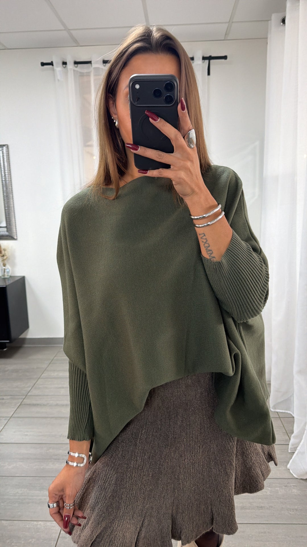 KURZER ultra weicher Pullover mit Fledermausärmeln / khaki Art. 16718
