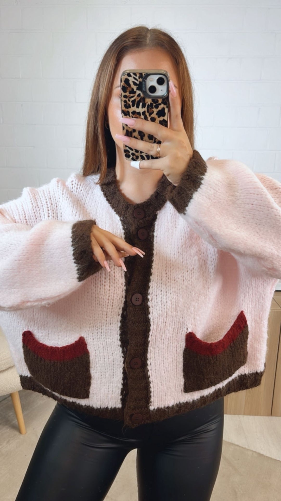 dreifarbiger Cardigan / soft rosa - dunkel braun - bordeaux rot Art. 12498