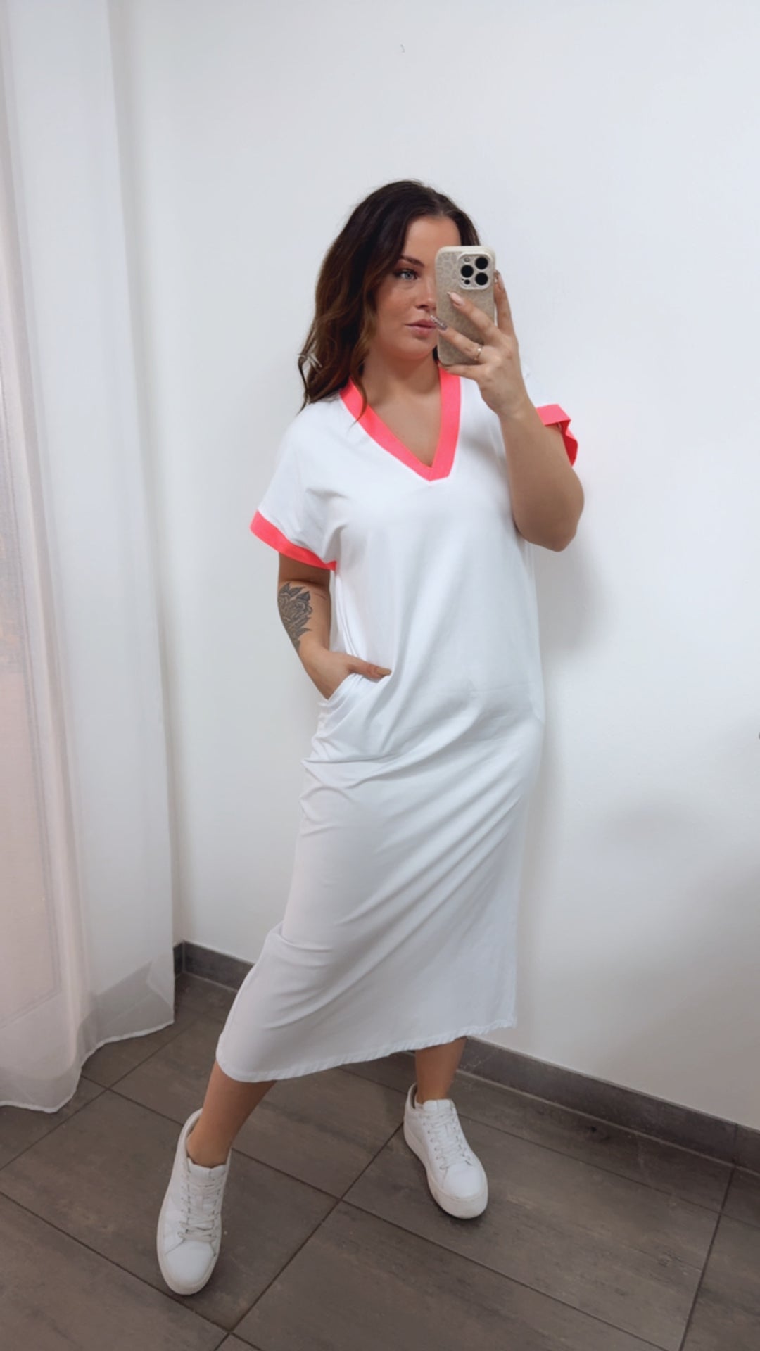 (Maxi-) T-shirt Kleid mit Schlitz auf Rückseite / weiss - neon pink Art. 14369