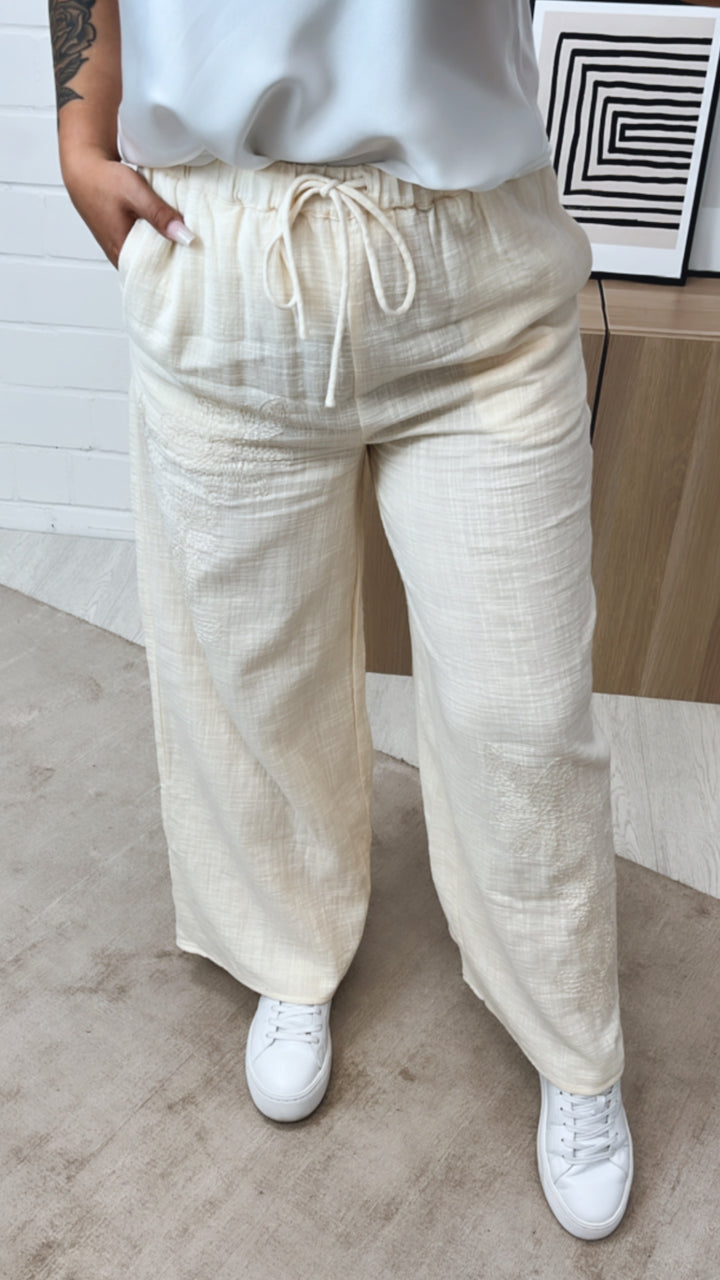 lockere Baumwoll Hose, Blumen Stickerei / beige Art. 10804