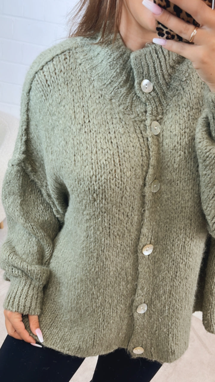 PERLMUTT KNÖPFE Kuschel Cardigan / khaki Art. 12359