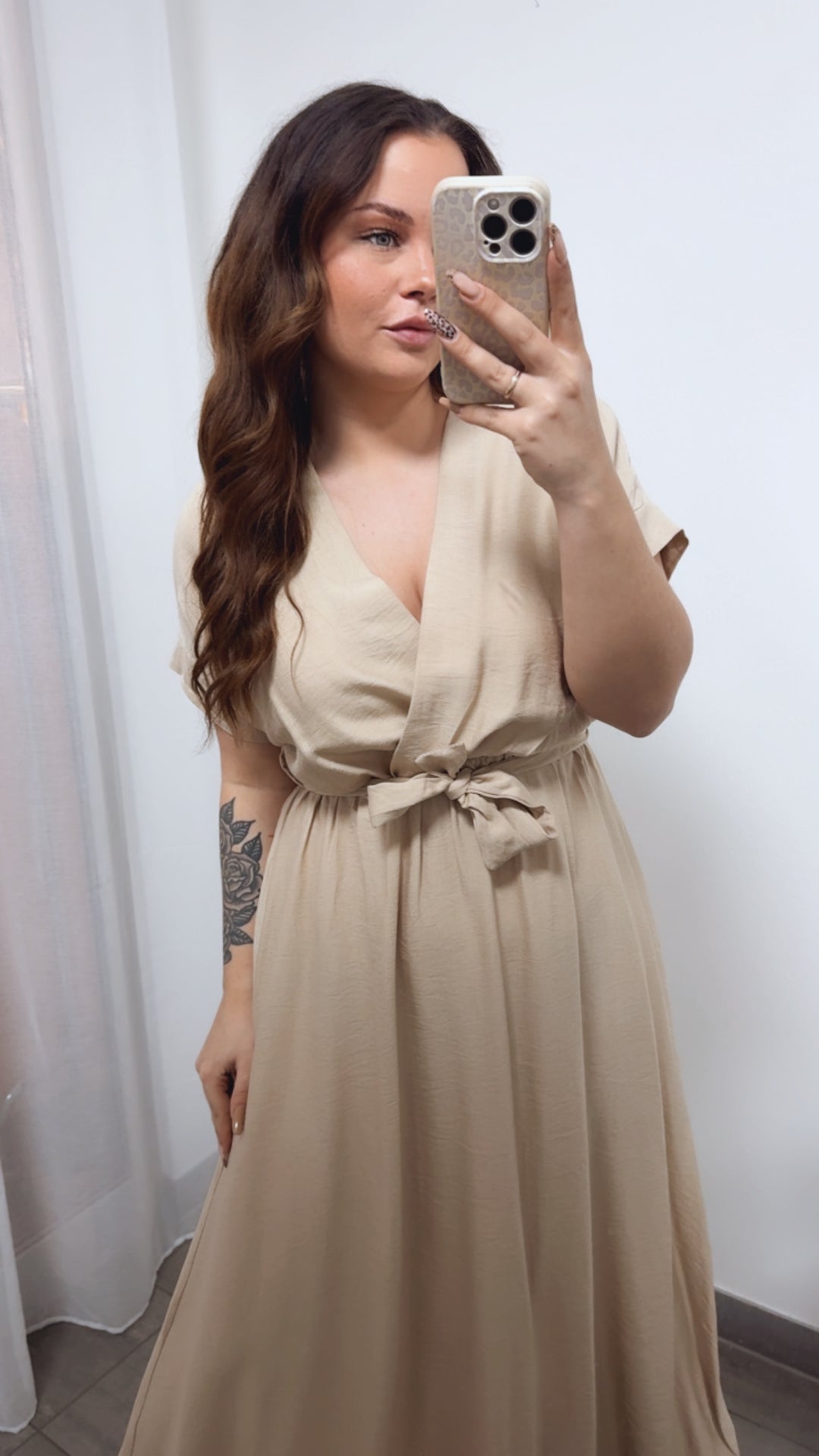 langes Kleid mit kurze Armen, elastische Taille und zum schnüren / beige Art. 14307