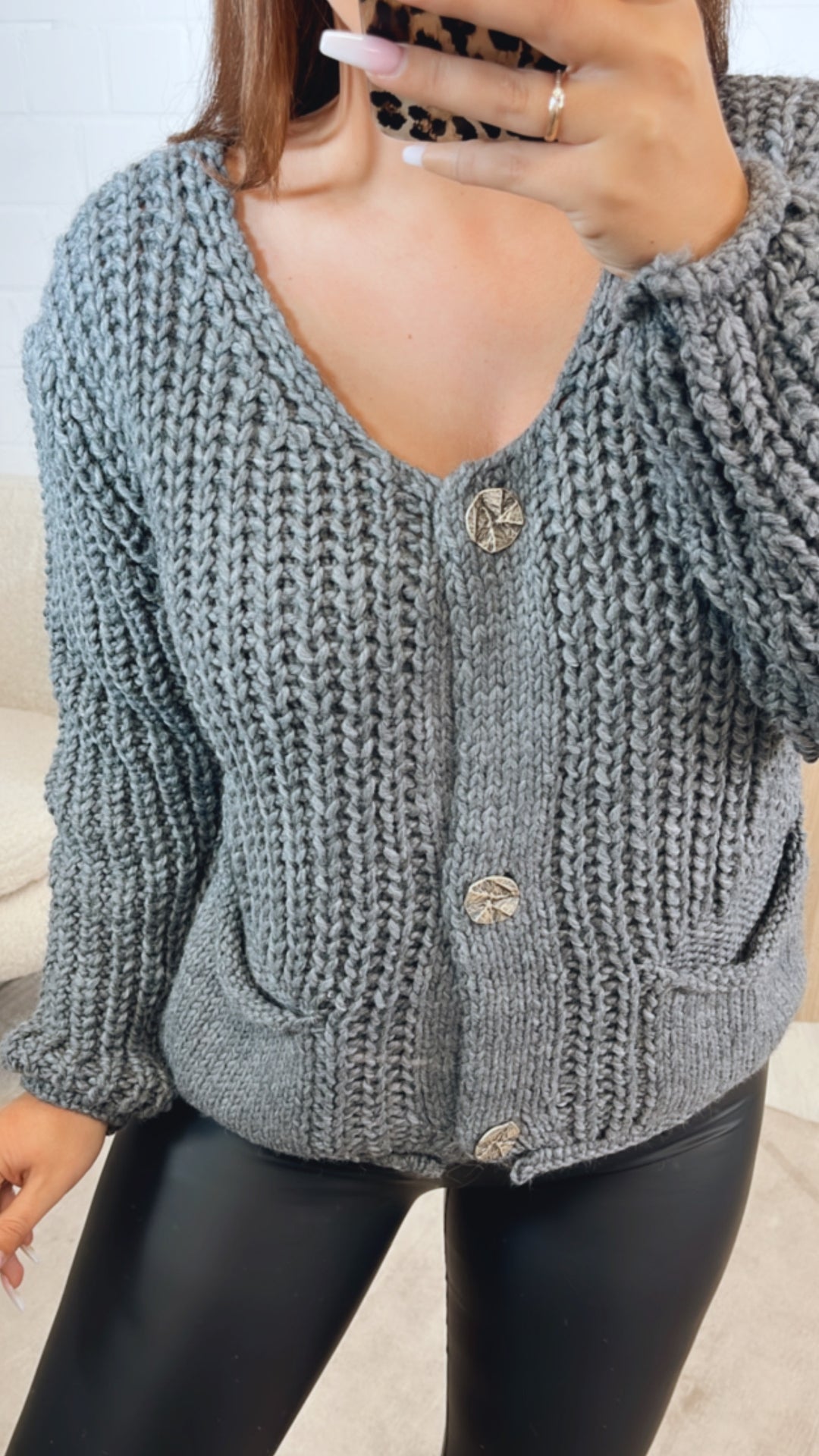 grober, kurzer Strick Cardigan, große Knöpfe, Taschen / dunkel grau Art. 12446