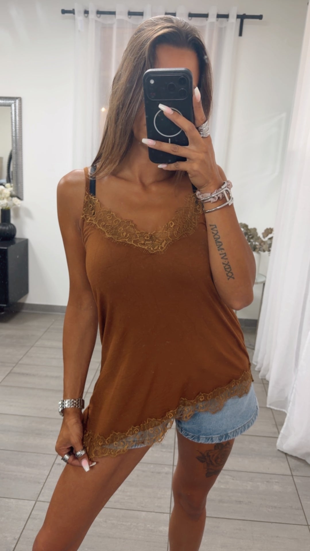 asymmetrisches Viskose Top mit Spitzen Applikationen / karamell Art. 15702