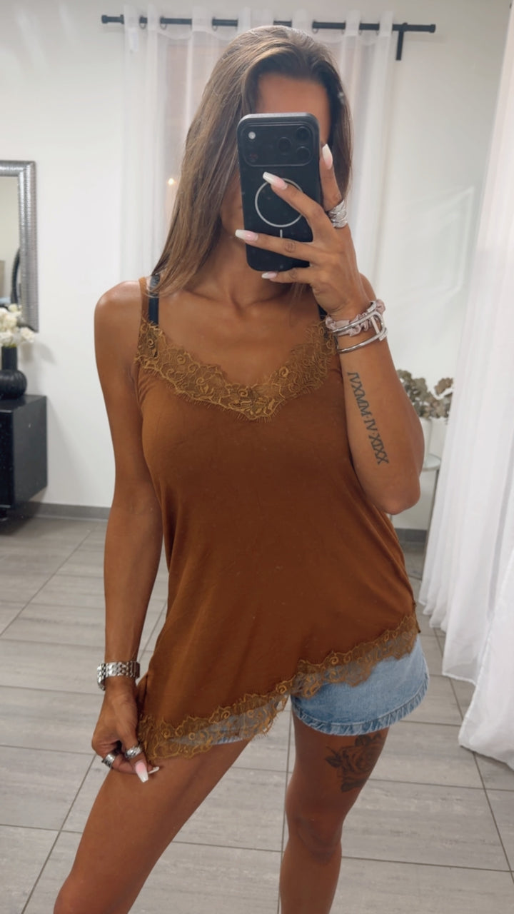 asymmetrisches Viskose Top mit Spitzen Applikationen / karamell Art. 15702