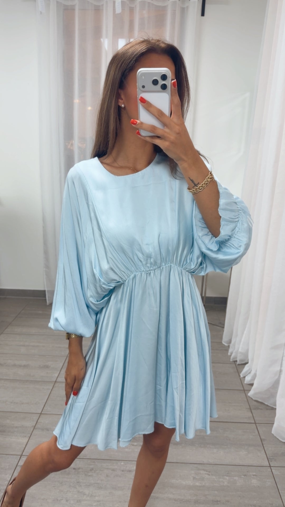 SATIN Optik Kleid mit Fledermausärmeln / hell blau Art. 15875