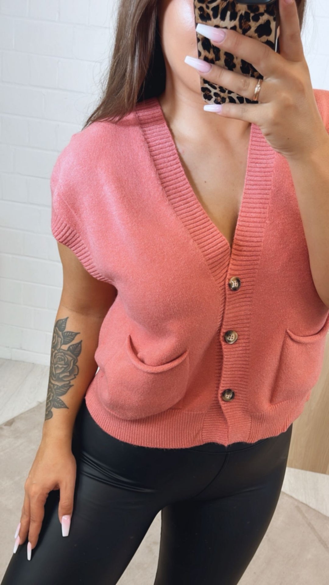 kurze Strickweste mit drei Knöpfen und Taschen / beere Art.122348