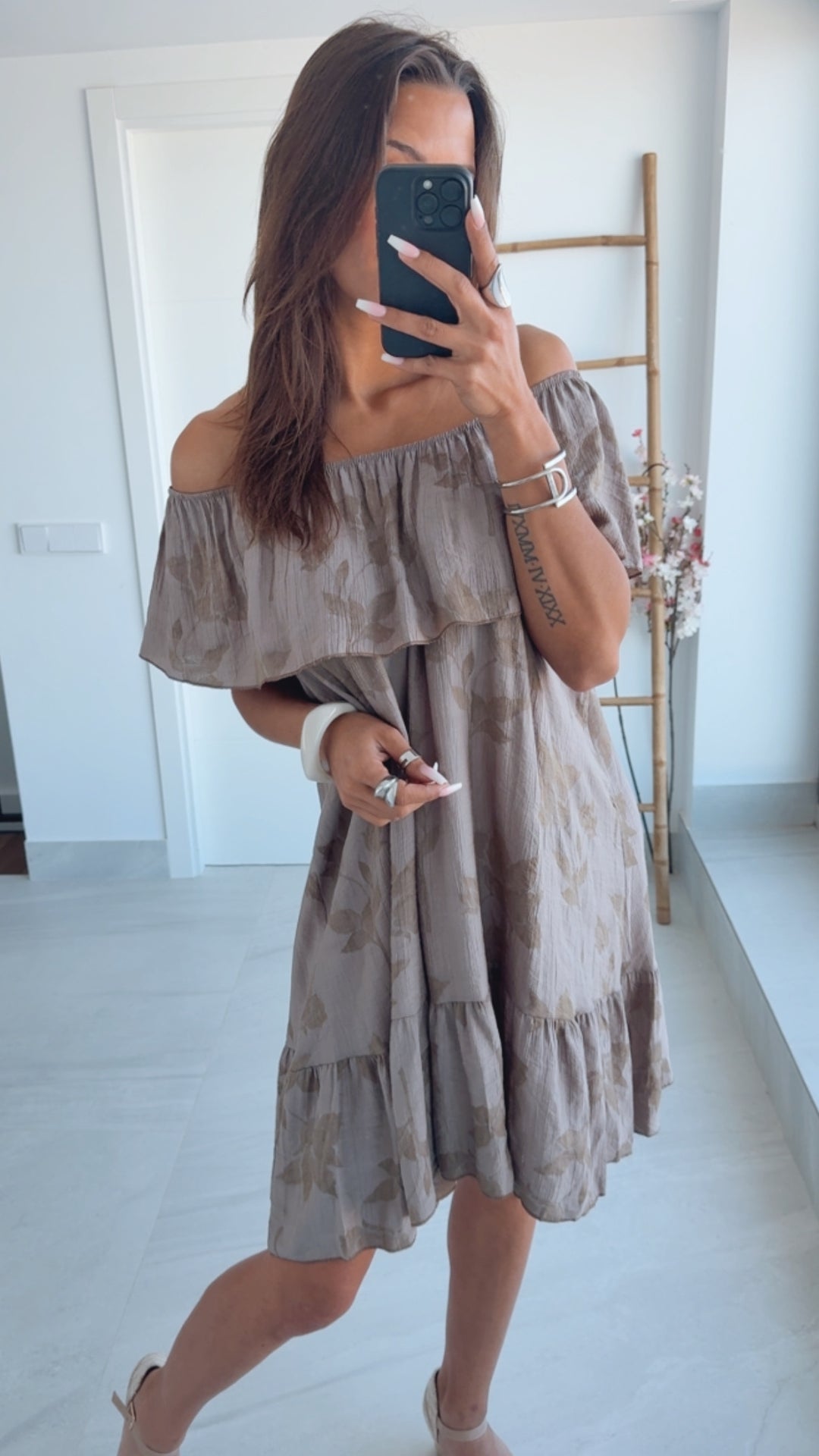 Kleid mit Carmen-Ausschnitt und Blumen Akzenten / taupe Art.14797